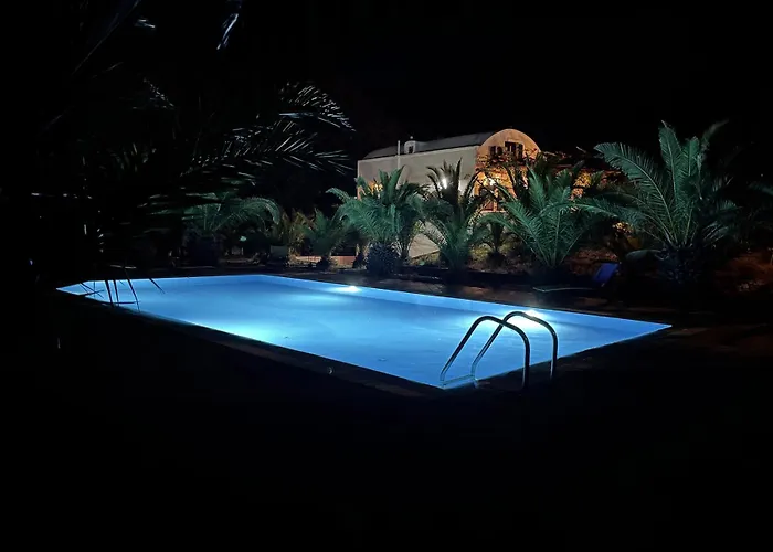 Willa Hones - Relax House Perissa (Santorini)